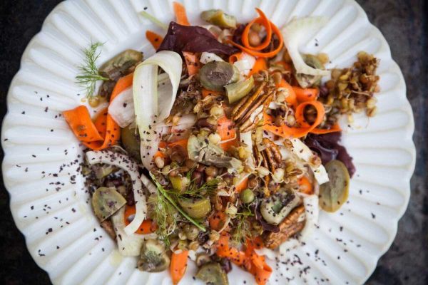 Fennel, carrot and marinated spinach salad with seaweed and walnuts -recipe